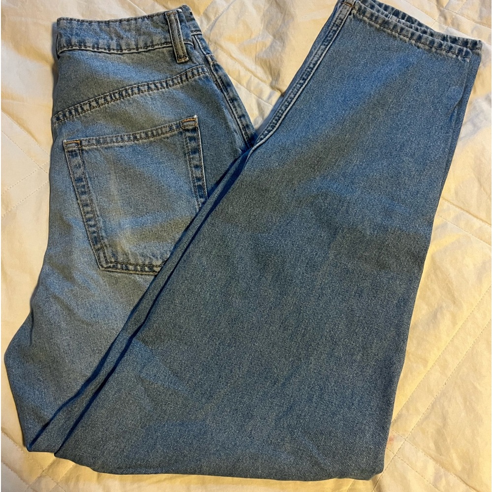 Comfy light wash non ripped regular jeans size 0